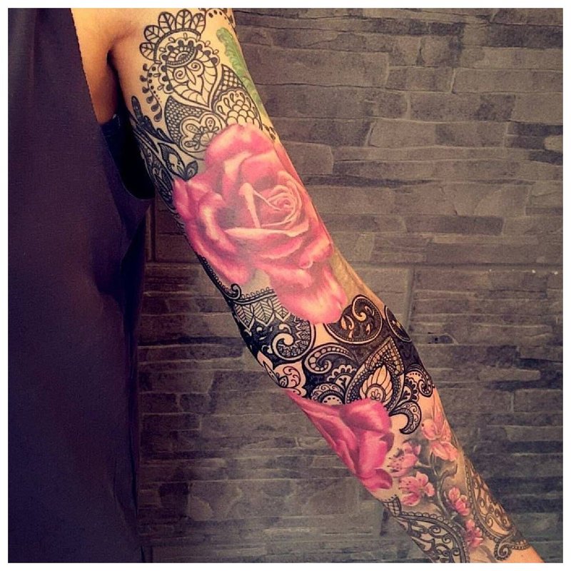 Rose - een mooie vrouwelijke tatoeage op de hele arm