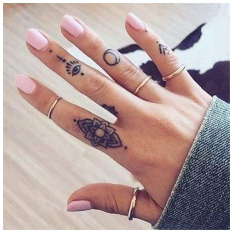 Tatuaj cu degetul