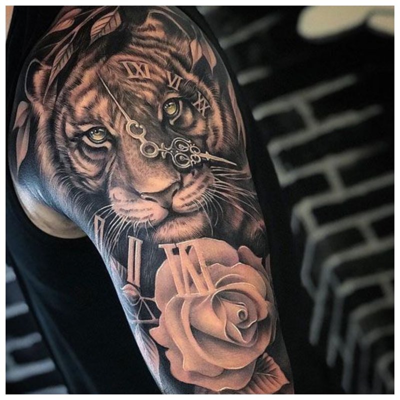 Татуировка на животни върху ръката на мъж