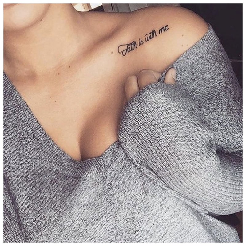 Tatuaż w języku angielskim na ramieniu