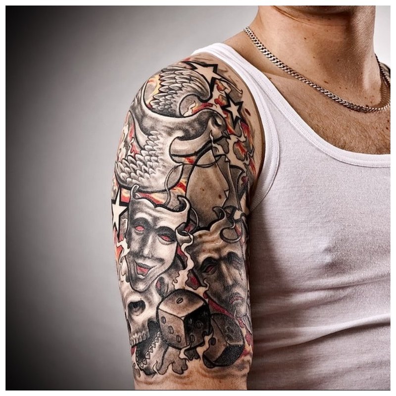 Fajny tatuaż na ramieniu