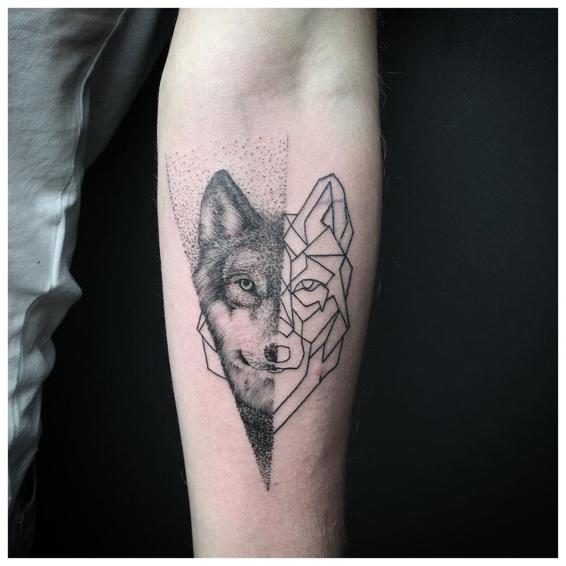 Wolf tattoo in gemengde stijl voor de hand van een man