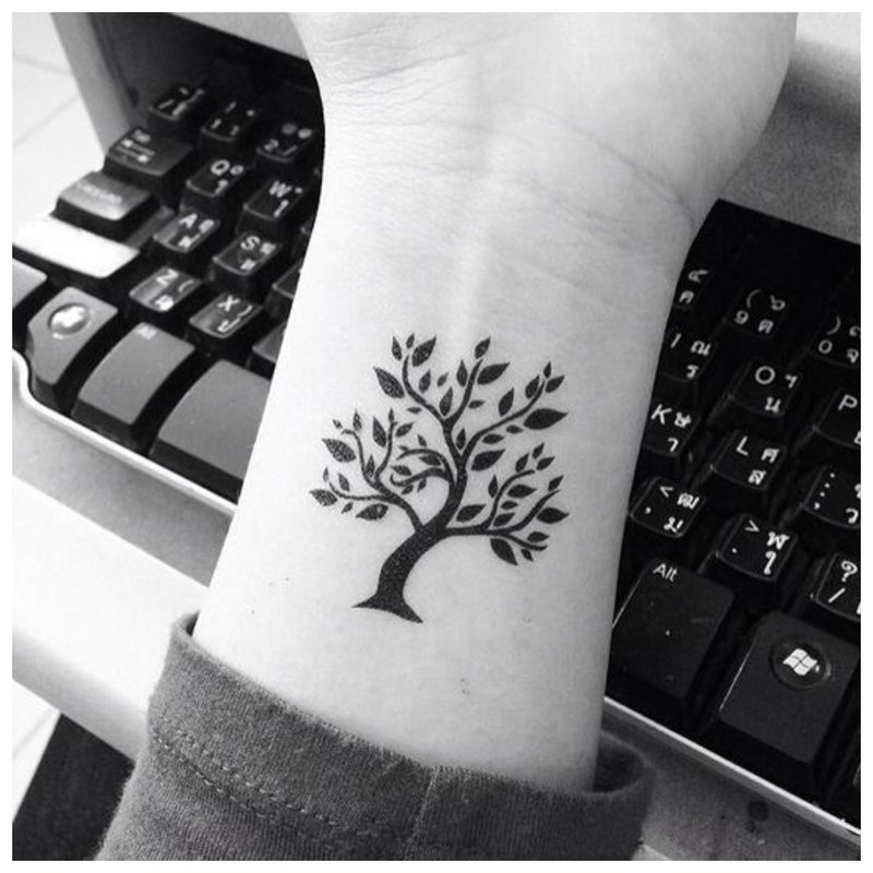 Medžio tatuiruotė ant riešo