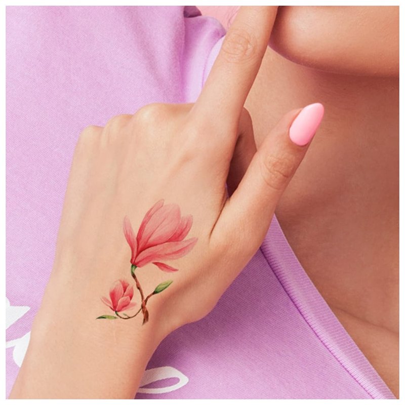 Jemné květinové tetování na dlani