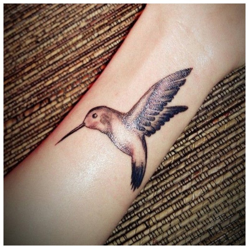 Малка птица - татуировка върху китката на момиче
