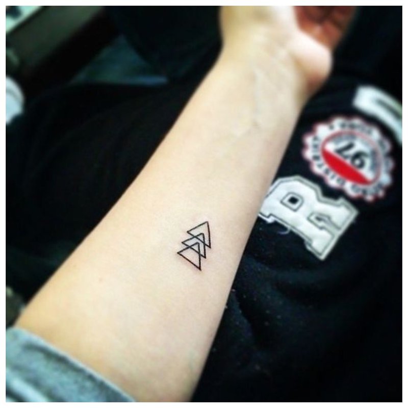 Geometryczny motyw na tatuaż