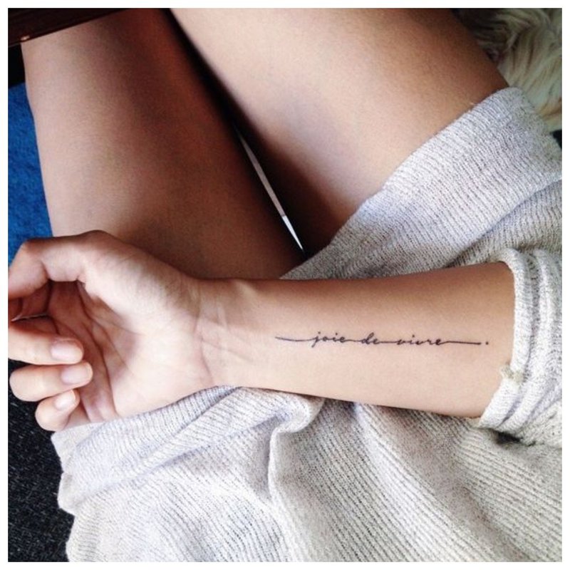 Ręcznie napis tatuaż