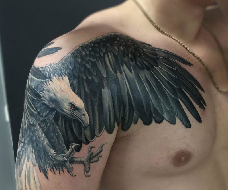 Vultur tatuaj pe umăr