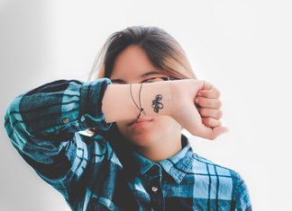 Malé tetovanie na rukách pre dievčatá