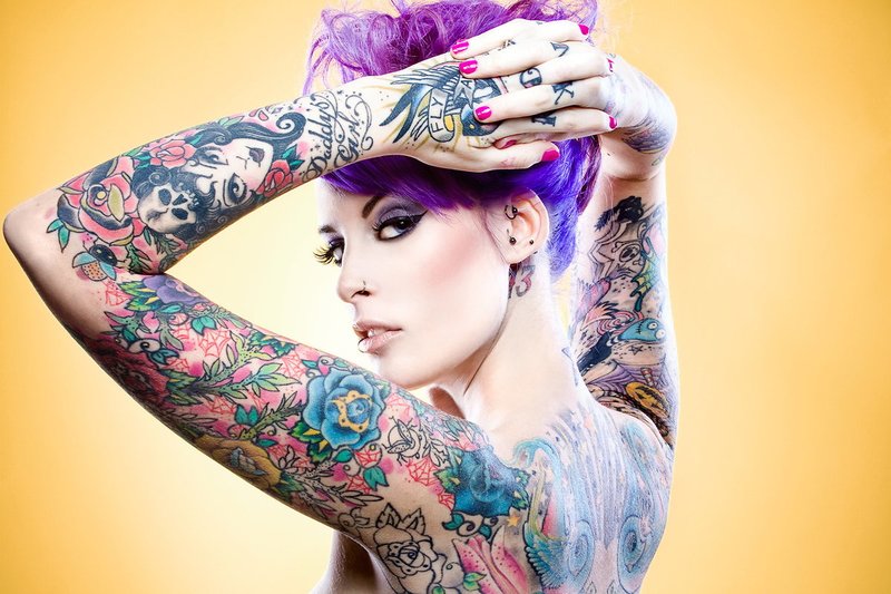 Jente med tatoveringer i farger