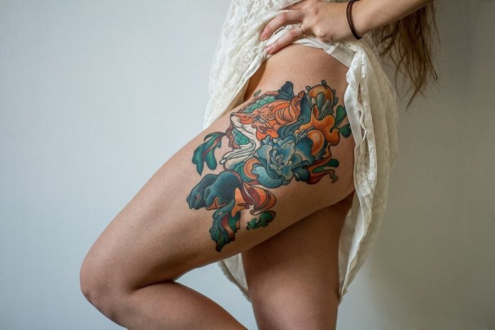 Gyönyörű csípő tetoválás