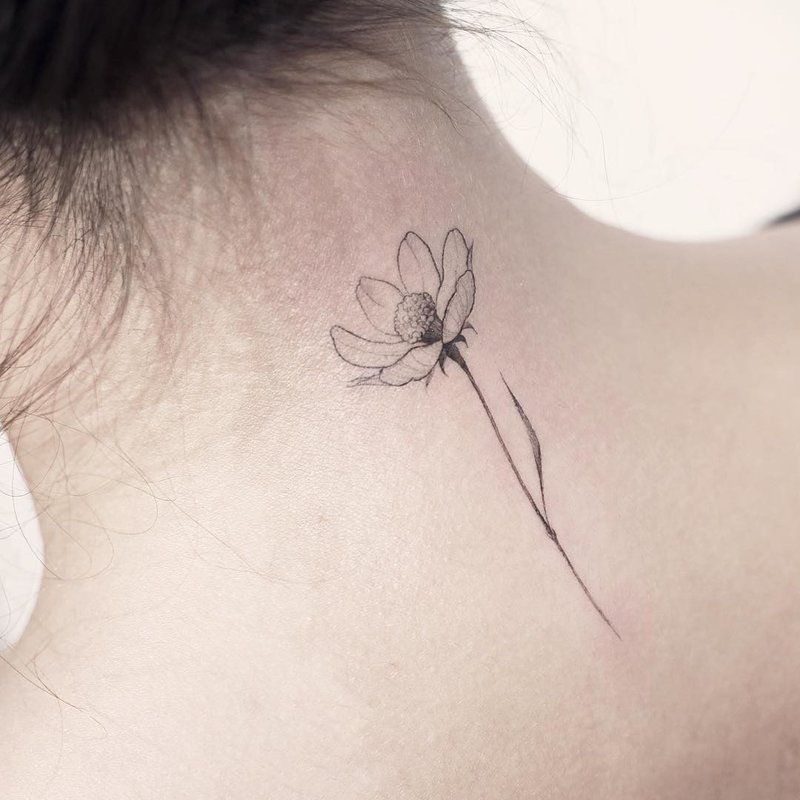Vrouwelijke tattoo op de achterkant van de nek