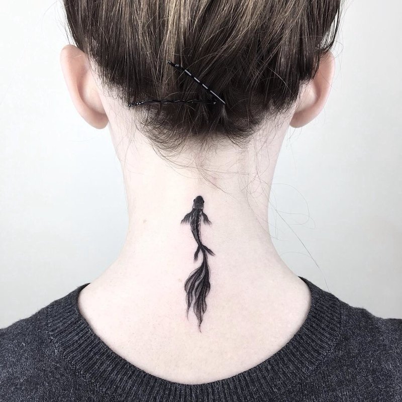 Tatoeage op de nek aan de achterkant van het meisje