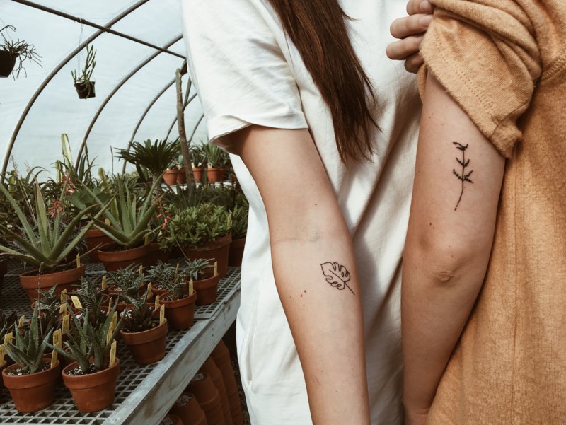 Cuplu cu tatuaje pe braț.