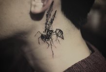 Mooie en originele tatoeage in de nek