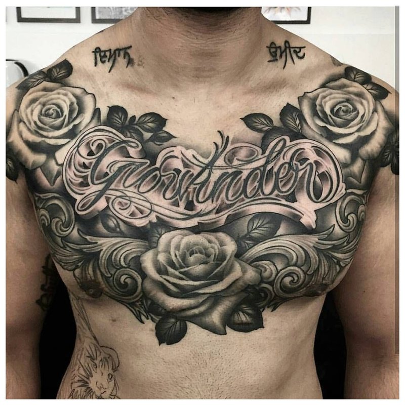 Tatuaż z motywem kwiatowym na piersi mężczyzny