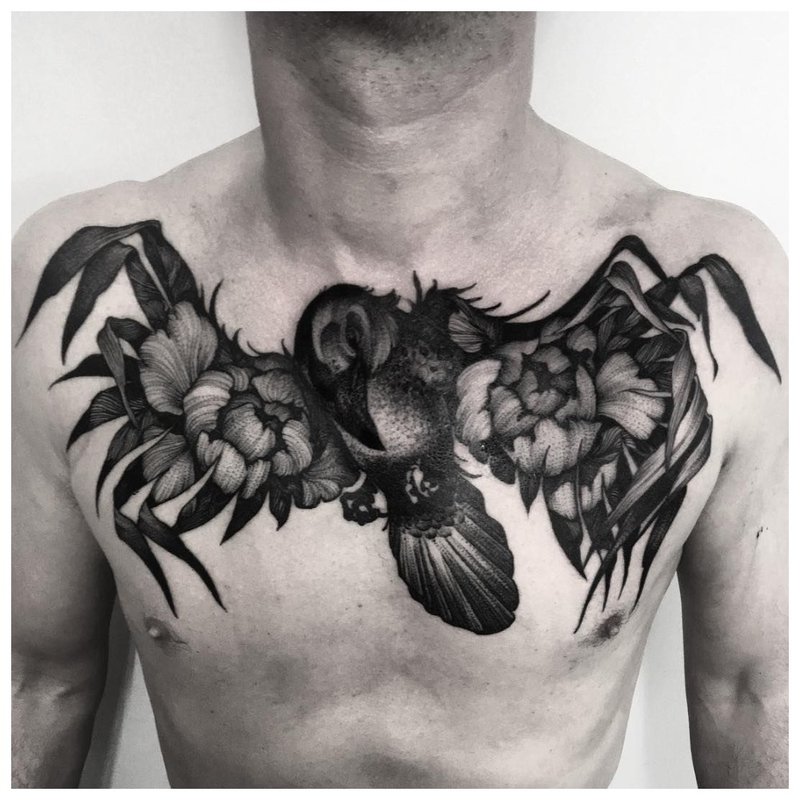 Tatuaż ptaka w stylu zrób-to-sam na piersi mężczyzny