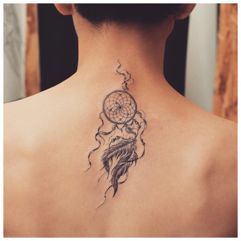 Tetoválás amulett a lány hátán