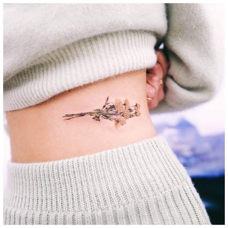 Tatuaż z boku kwiat