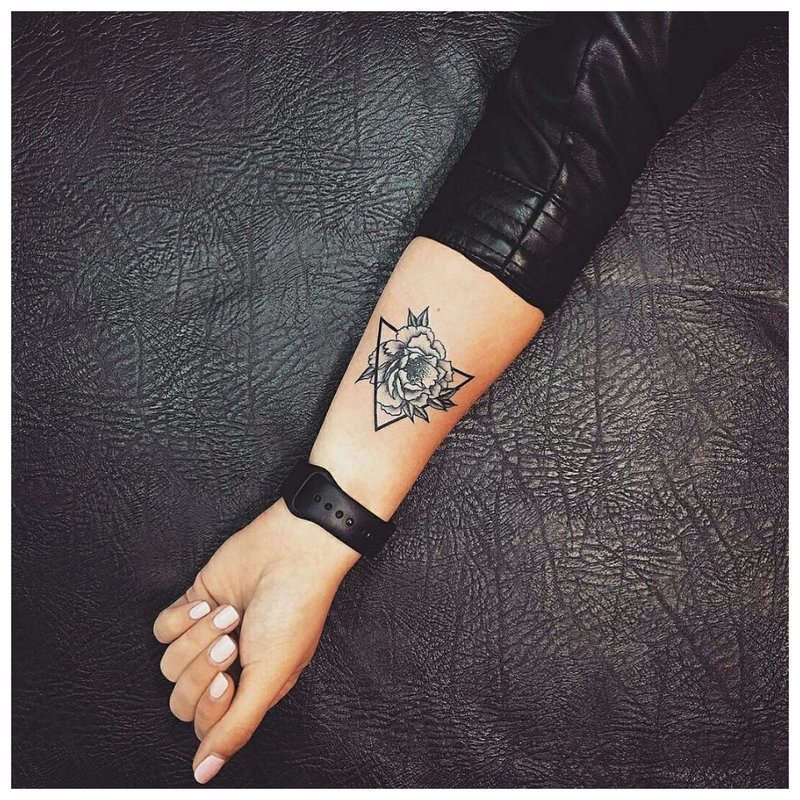 Tatuaż kwiat trójkąta