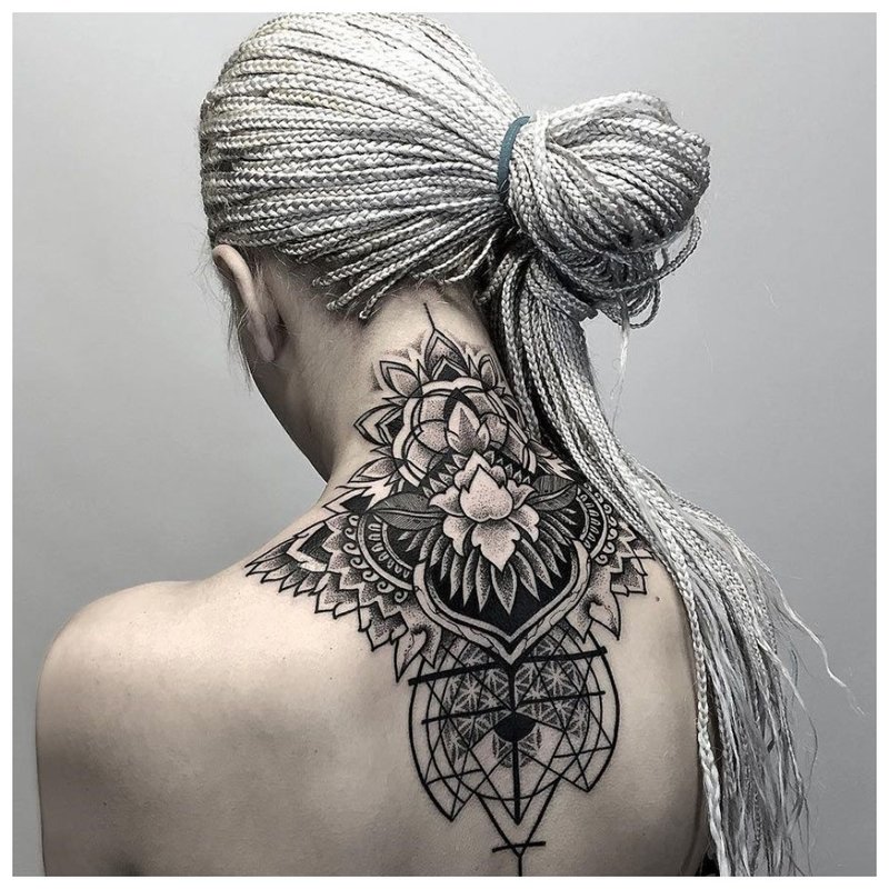 Velké tetování na krku dívky