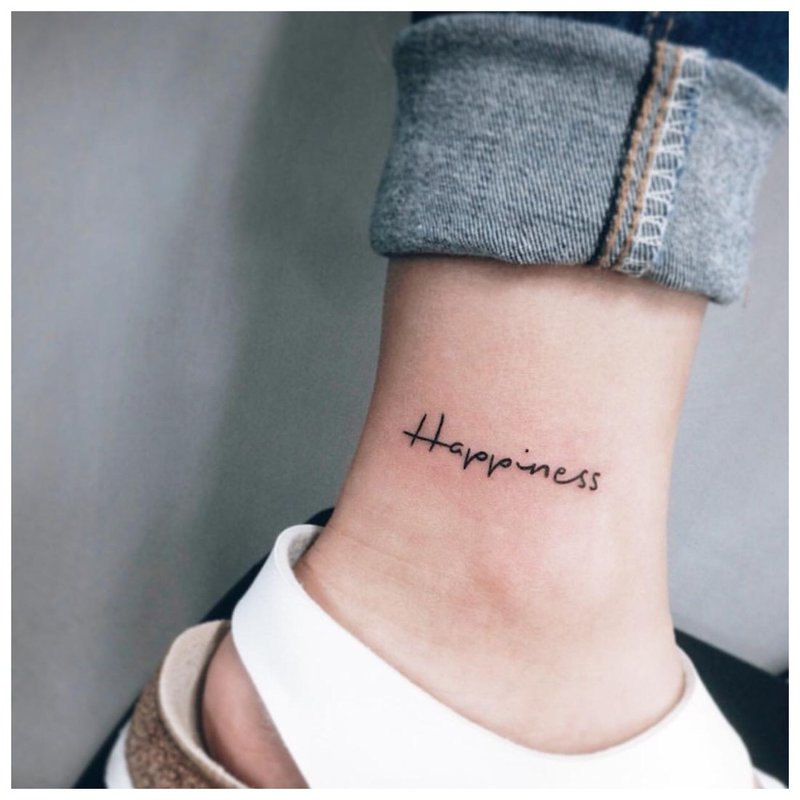 Mini tetoválás betűkkel boldogság