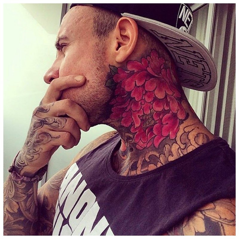 Ryški gėlių tatuiruotė ant viso vyro kaklo