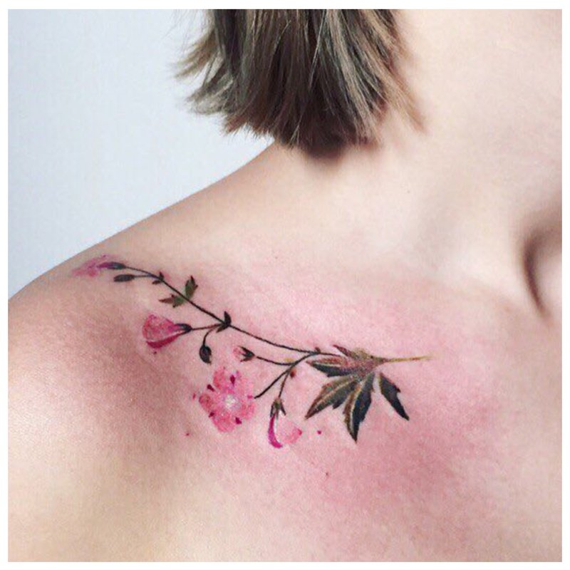 Tatuaż z kwiatem obojczyka