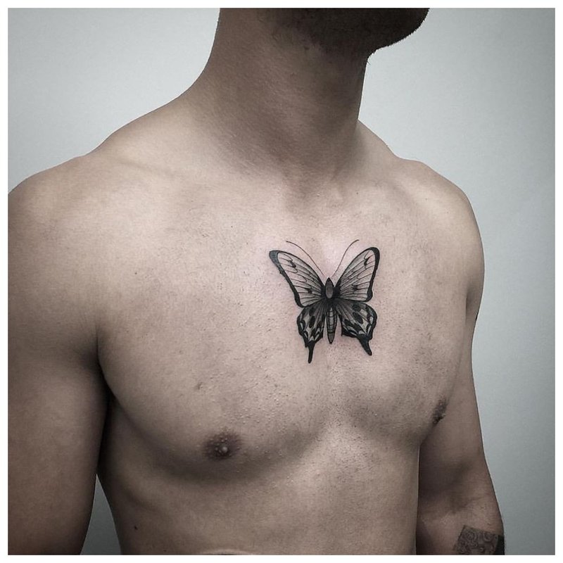 Tatuaż motyla na piersi