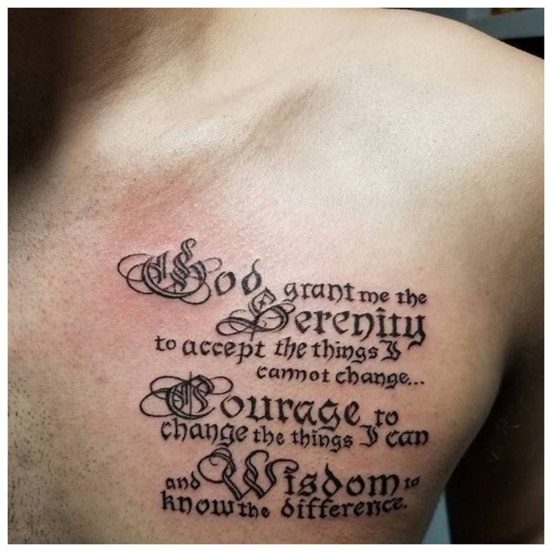 Tattoo inscriptie op de borst van een man