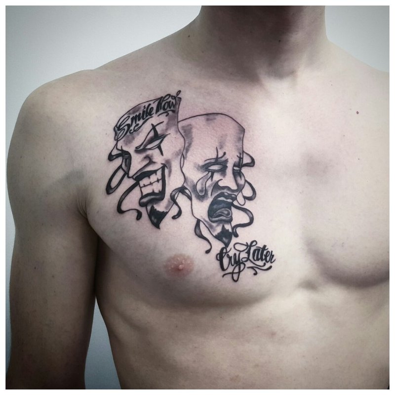 Ongewone tatoeage op de borst van een man