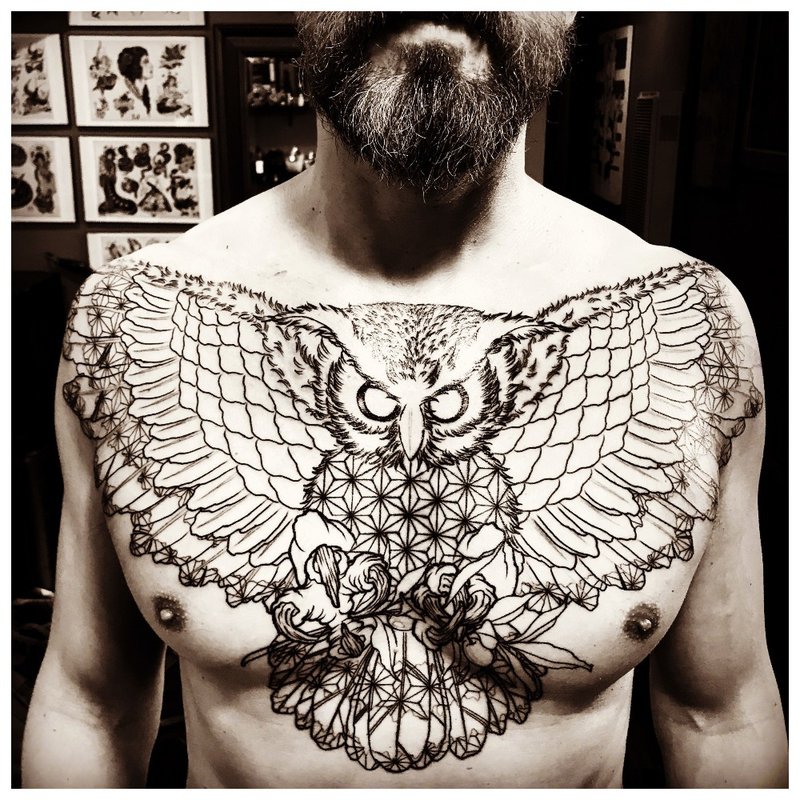 Nagy tetoválás egy férfi mellén