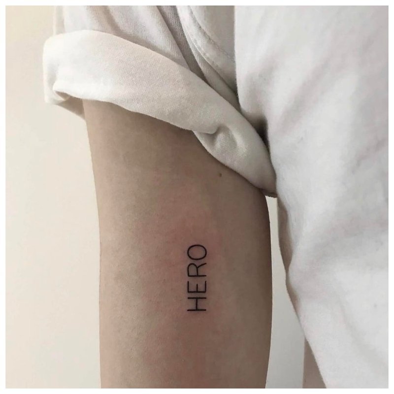 Mini tatuaż z napisem Hero
