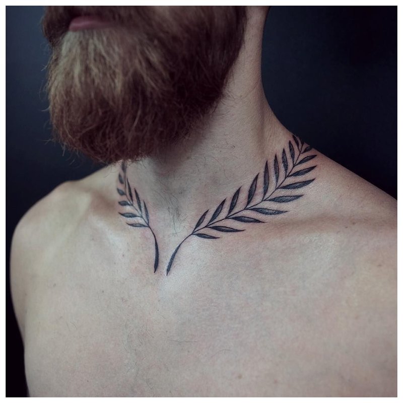 Tatuaje 2 ramas en el cuello de un hombre