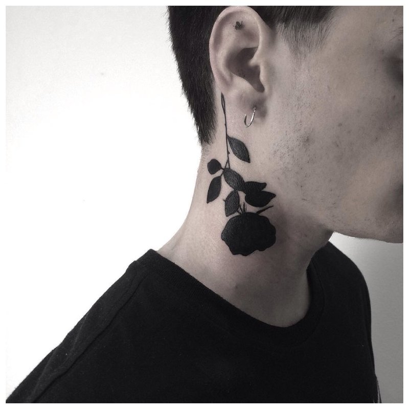 Čierna ruža - tetovanie na krku človeka