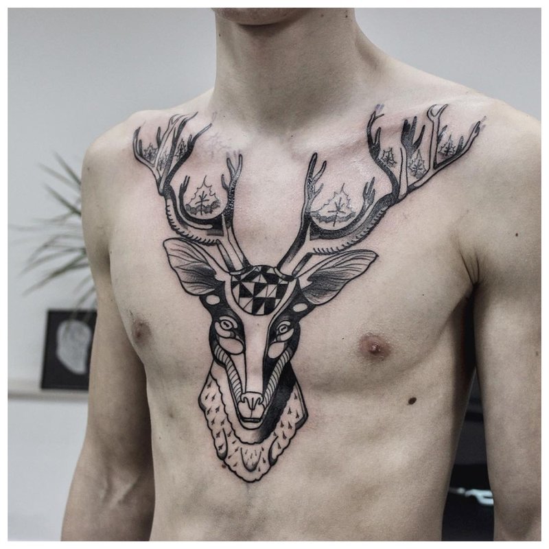 Tatouage de cerf sur la poitrine d’un homme