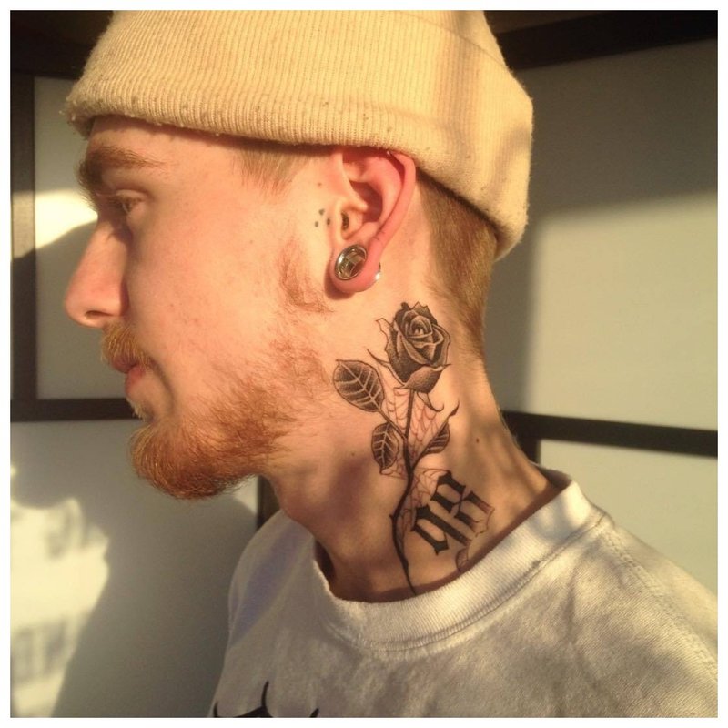 Tatuaż na szyi mężczyzny