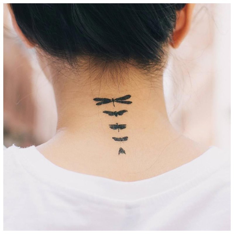 Mooie tatoeage op de rug van een meisje