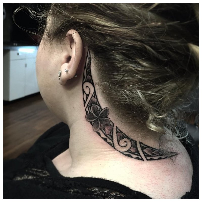 Tetovanie na krku dievčaťa