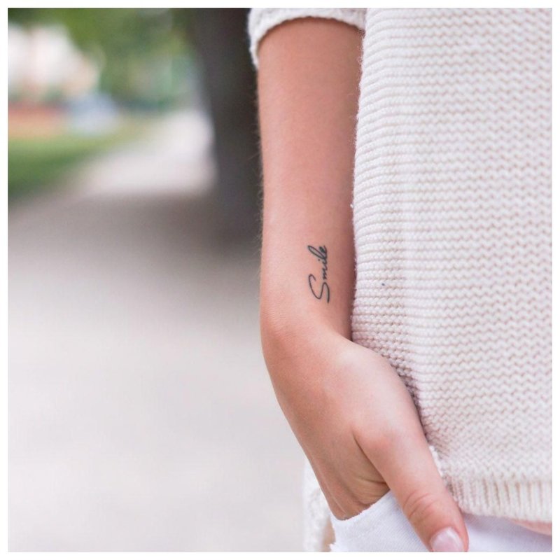 Mini tatuaż z napisem Smile