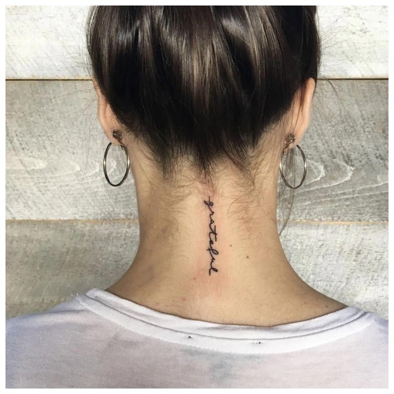 Elegantní zadní tetování na krku