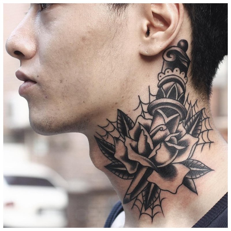Bloem en dolk - tattoo op de nek van een man