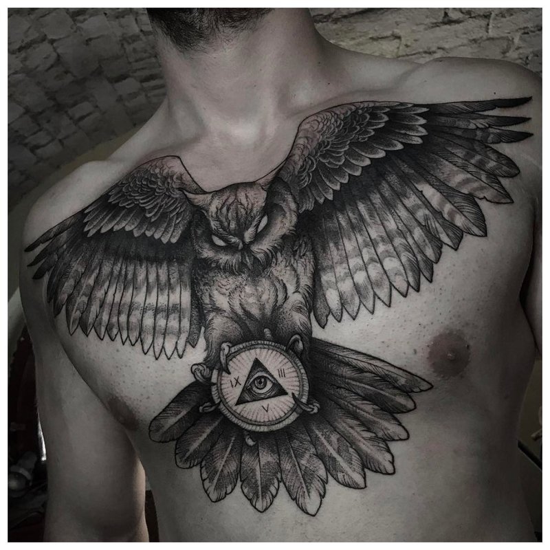 Pták tetování na hrudi člověka