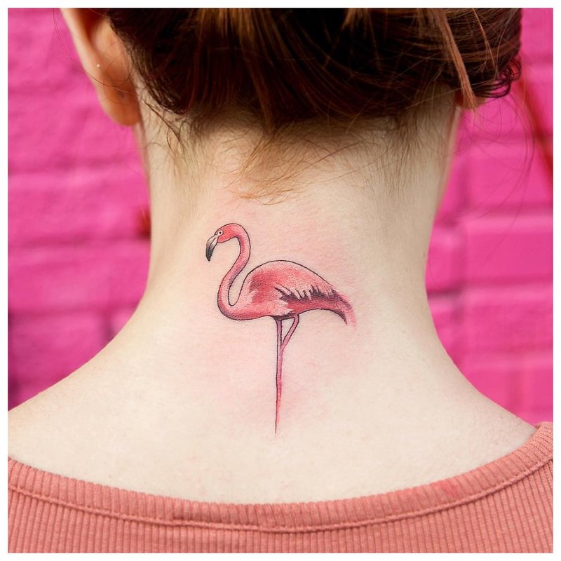 Eredeti állati tetoválás a nyak hátulján