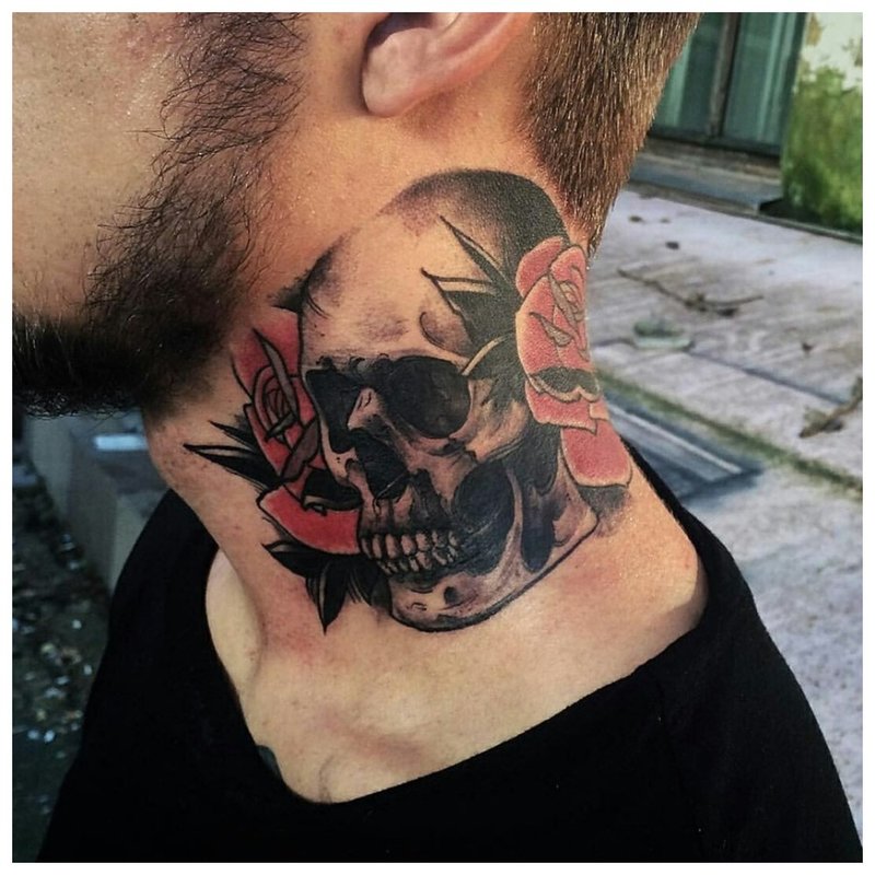 Școală veche - tatuaj de craniu pe gâtul unui bărbat