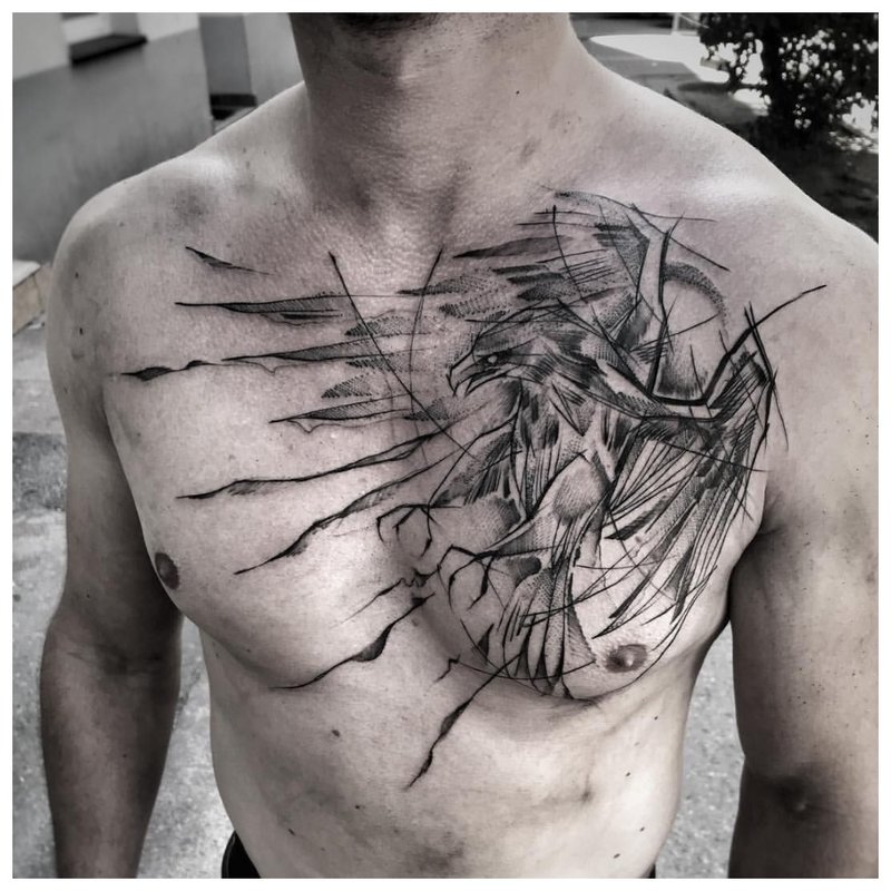 Interessante tatoeage met dierenthema op de borst van de man