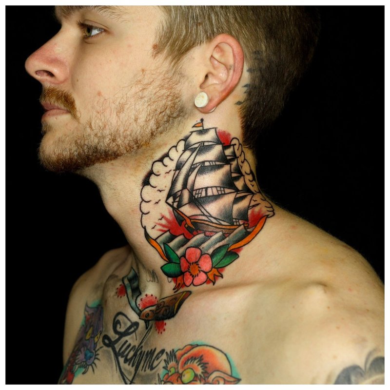 Heldere tatoeage op de nek en borst van een man