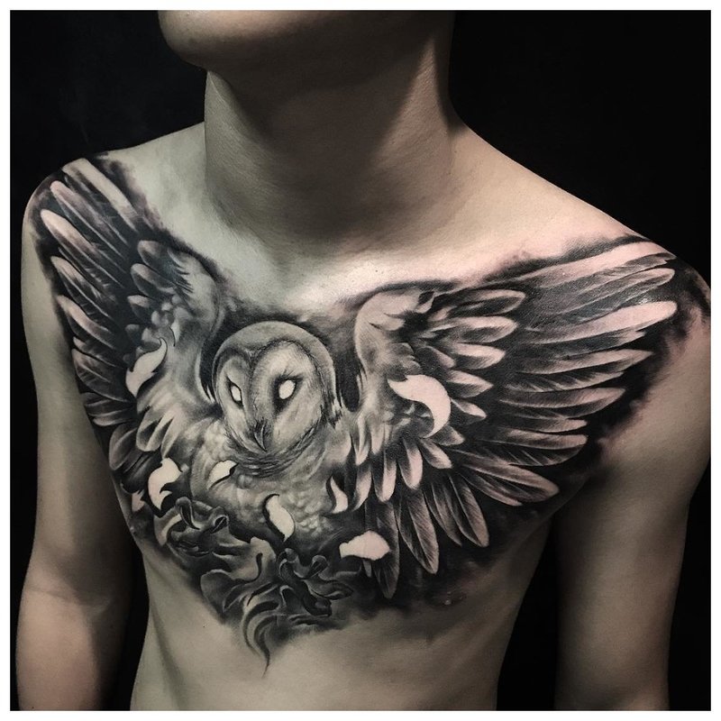 Vingespenn av en fugl - tatovering på en manns bryst