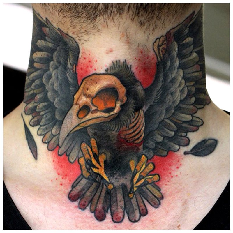 Hawk - tatuaż na szyi mężczyzny