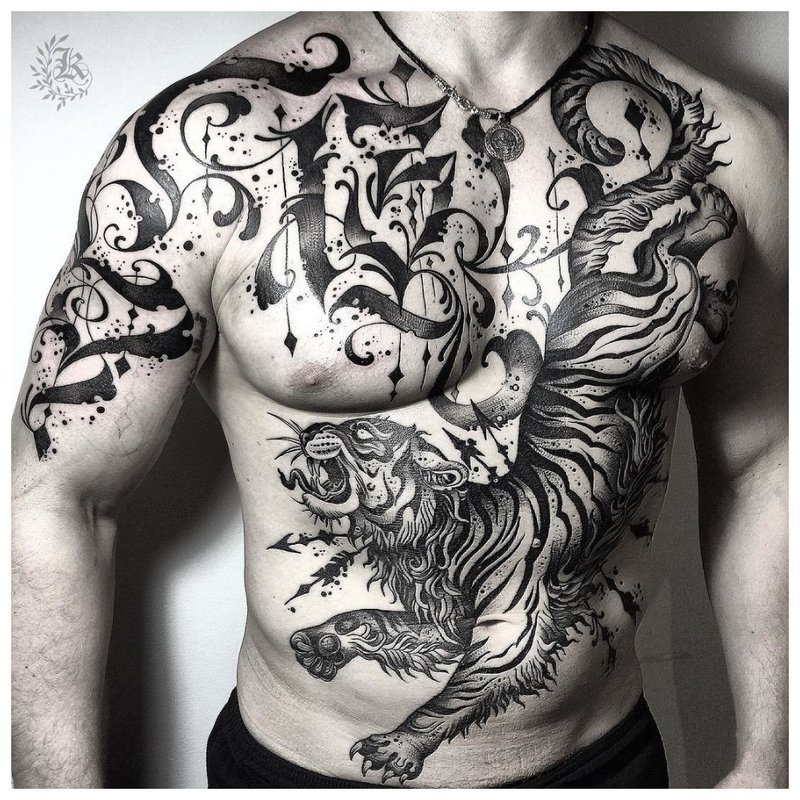 Grote tatoeage op het hele lichaam van een man